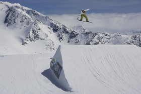 In het Stubaital worden in het voorjaar allerlei activiteiten georganiseerd, waaronder snowboardwedstrijden.