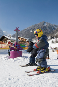 Die Skigebiete im Bregenzerwald bieten fuer Familien mit Kindern viel Programm