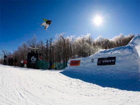 American Jamie Anderson (South Lake Tahoe, CA, USA) currently leads the Burton Global Open Series among female snowboarders.
