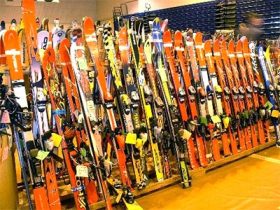 There are many factors to have in mind while choosing skis, such as length, width, weight, flex pattern, and sidecut.