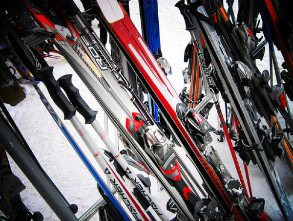 There are many factors to have in mind while choosing skis, such as length, width, weight, flex pattern, and sidecut.