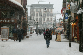 The popular French ski resort of Chamonix has received an award for its environmental efforts. 