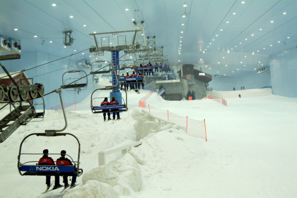 Chairlift mid-station in Ski Dubai. Courtesy of Ski Dubai
