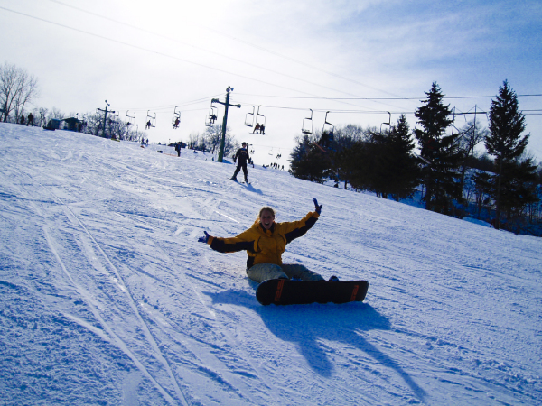 An Afton Alps snowboarder slices across the slope.