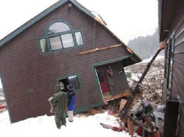 The home of Norm Craven after the landslide struck January 7, 2009. Photo from hyak.net.