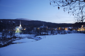 Competitors race from summit to town on one pair of skis.