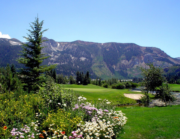 Snowcreek's gorgeous nine-hole golf course was designed by top golf course architect, Ted Robinson.