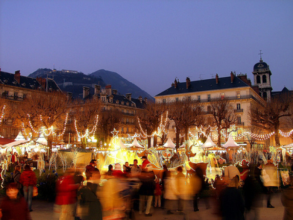 Grenoble at night (Rhone Alpes Tourism)