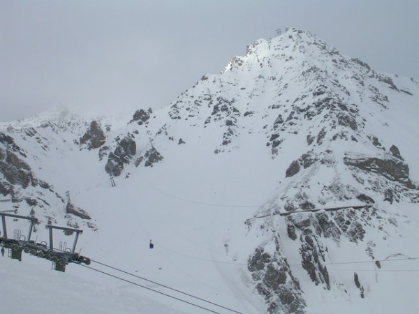 The cable car headed to the Valluga crossing the valley.