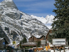 Courmayeur - Entry into town of