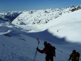 La Thuile - Skiers continue from the